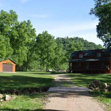 Romantic and Very Secluded Cozy Creekside Cabin with a Relaxing Hot Tub.