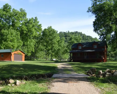 Romantic Secluded Creekside Cabin w/ Hot Tub, Private Escape Hotels in Freeman