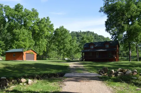 Romantic and Very Secluded Cozy Creekside Cabin with a Relaxing Hot Tub.