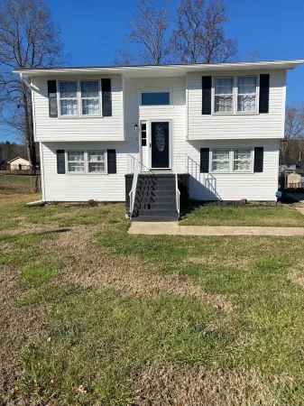 Near great hiking trails and the friendly amenities of downtown Travelers Rest Отели рядом с достопримечательностью «White Rabbit Fine Arts Gallery»