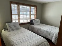 Newly renovated, only 2 miles from downtown Fort Kent.  Right across from trails Walgreens附近的飯店