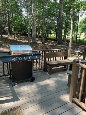 Cozy Cabin on Wooded Acre, Fire Pit, Games, Fully Equipped. Ucstr License#020096