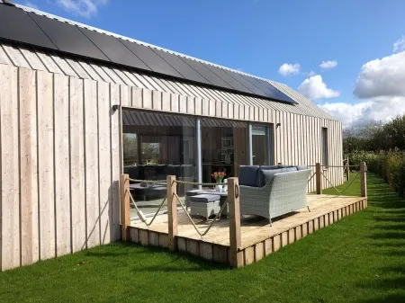 Luxury Timber Clad Eco-Lodge 5 miles from the Norfolk Heritage Coast Отели рядом с достопримечательностью «Сандрингем Эстейт»