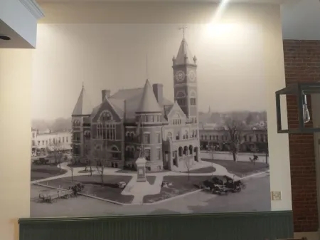 MJ's Penthouse ,a piece of paradise on Monroe's historic square