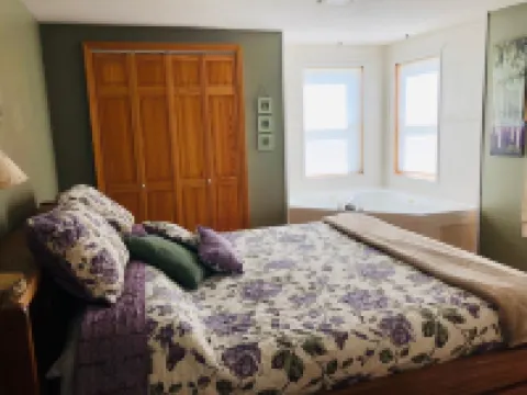 Country Lodge: Hot Tub, Waterfalls, Pond, Hiking, Amazing Views, & Chickens