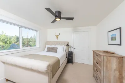 ~LARGE WESTSIDE HOME~ Walk to everything! Welcome to KINGSTON HOUSE Hotels near City Thrift