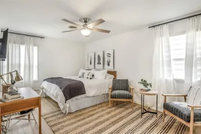 The White Colonial.  Minutes to Downtown Franklin. Hotels near Franklin on Foot