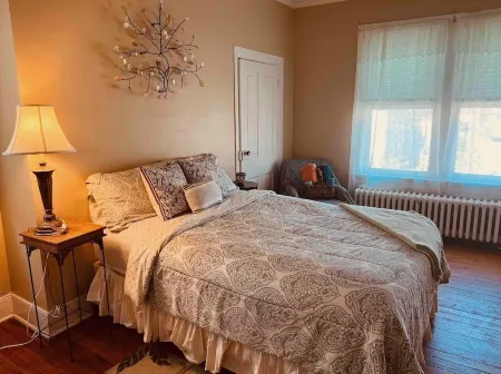 WonderClock House downtown vintage duplex w/ porches, steps to Handley Library