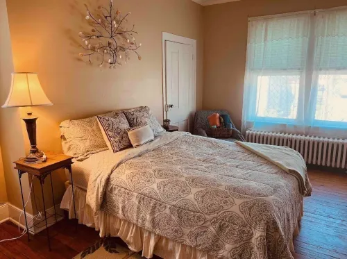 WonderClock House downtown vintage duplex w/ porches, steps to Handley Library