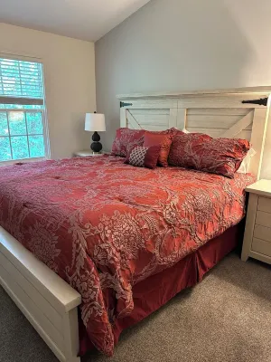 Georgia Dawg House! Game weekend, business travel, this condo has it all!