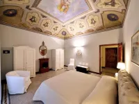Historic house with garden in front of the Grotta Giusti Thermal pool near Lucca モンスンマーノ・テルメのホテル