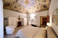 Historic house with garden in front of the Grotta Giusti Thermal pool near Lucca