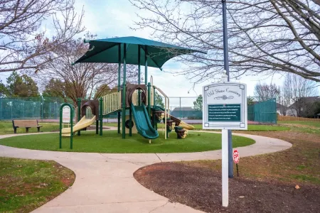 King Bed-Family Friendly Townhome in University Area Отели рядом с достопримечательностью «Университет Северная Каролина в Шарлотт»