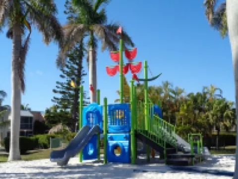 Oceanfront Property in Kawama Tower with Elevator, Lagoon and 2 Heated Pools