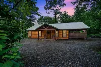 THE LANDING is a Well Appointed Cabin! Perfect location!!