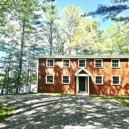 STUNNING WATERFRONT HOME ON PITCHER POND - LINCOLNVILLE. 3 bedrooms, 3 baths! Отели в г. Линкольнвилл