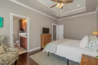 Downtown Waco retreat! 2 blocks to Magnolia Silos! Huge private balcony!