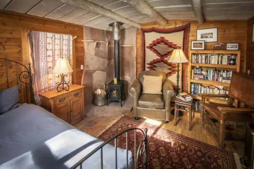 Scenic Creekside Pet Friendly Ranch House with 5 Cabins and Sauna.