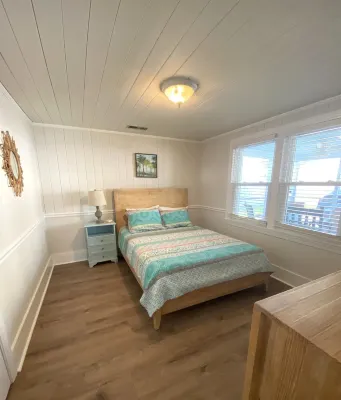 4 BR beach house 2 blocks from ocean in Cherry Grove! Dog friendly!