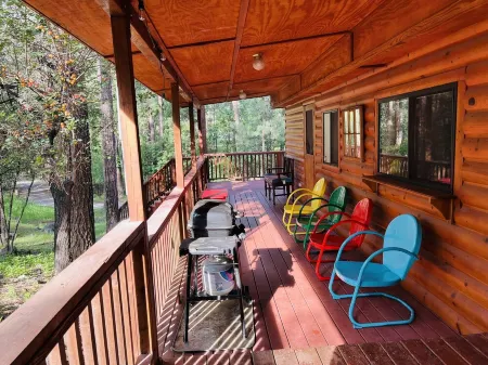 3 Little Bears - GREAT location; secluded feel! Отели рядом с достопримечательностью «Moon Mountain»