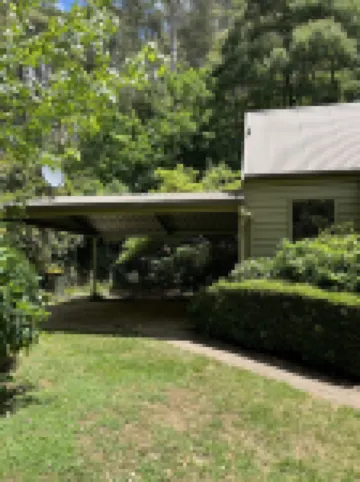 Alpine Delux Cottage, 8 acres of magnificent garden on the Ovens River.