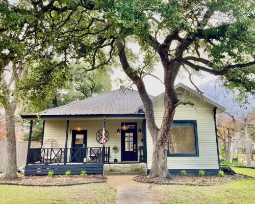Charming recently renovated bungalow in historic downtown Navasota with WiFi, AC Hotels in Grimes County