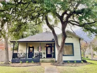 Charming recently renovated bungalow in historic downtown Navasota with WiFi, AC Hotels near Navasota High School Rattler Football Stadium