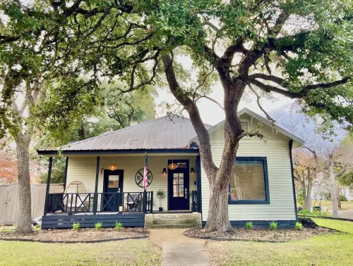 Charming recently renovated bungalow in historic downtown Navasota with WiFi, AC Hotels in Grimes County