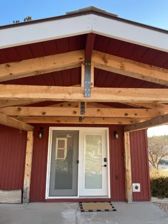 Bear Rock Bungalow-King Bed & 2 Twin Cots Отели рядом с достопримечательностью «Stockade Lake»