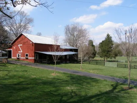 Hidden Hollow Farm - Pool; Game Rm; Sleeps 26, 55 min. to DC, Riverwalk & Trails Отели в г. Фокир