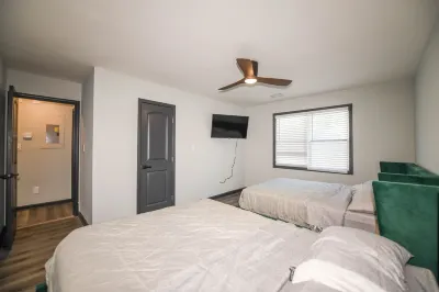 LuXuRy Retreat 4 beds mins From  downtown&Airport