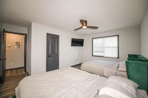 LuXuRy Retreat 4 beds mins From  downtown&Airport