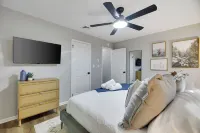 Central AC-Family Fun-Fence-Dog Friendly- Gameroom- King Beds-Fire Pit-Grill Hotels near Community Pool and playground