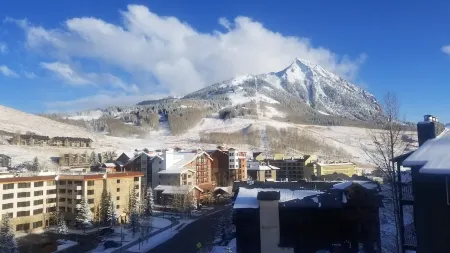 Mountain side Top Floor Condo, heated pool, spa, sauna & short walk to chairlift