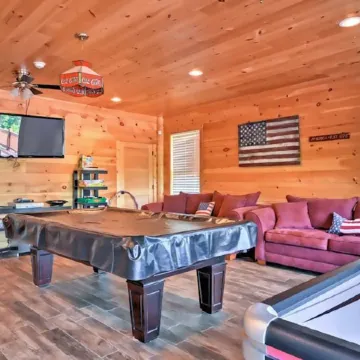 Blue Ridge Mountain View Huge Log Cabin Sleeps 18. Outdoor Living & Game Room
