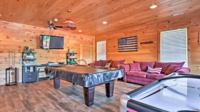 Blue Ridge Mountain View Huge Log Cabin Sleeps 18. Outdoor Living & Game Room