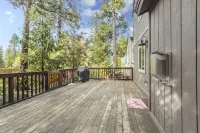 Modern Family Cabin with Gas Fireplace, WIFI + EV CHARGER