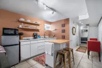 Cozy & Colorful garden unit in Logan Square