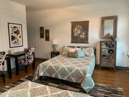 Beautiful S. Main St. Historic Row House Отели в г. Женева