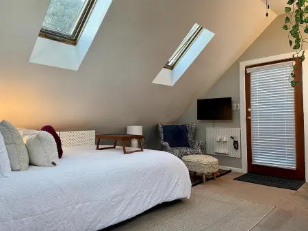 Stylish Seaside Cottage - Walking to Beach Отели рядом с достопримечательностью «Pillar Point Harbor»