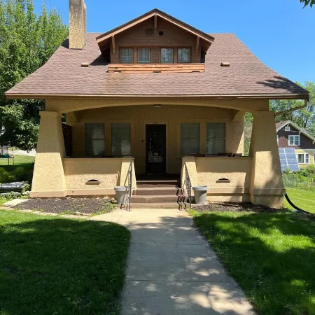 Renovated charmer in the heart of Decorah’s Park District Отели в г. Декора
