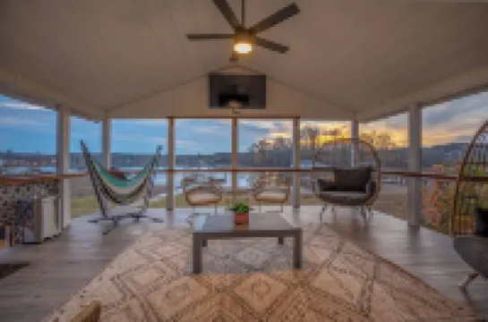 ✨New to VRBO✨ Lakefront Getaway: Fire Pit ~ Dock ~ Games ~ Family & Pet Friendly