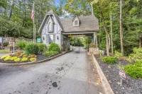 Hidden Gem Cabin: Dog friendly, cozy cabin nestled in the heart of Helen, GA