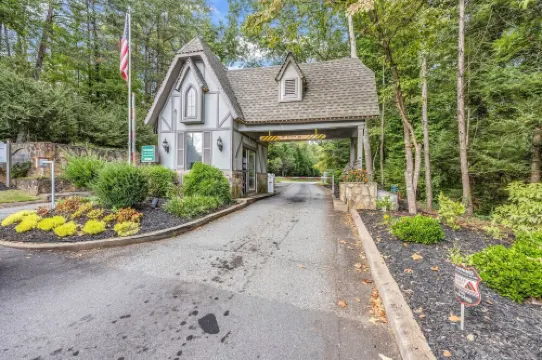 Hidden Gem Cabin: Dog friendly, cozy cabin nestled in the heart of Helen, GA