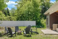 Wooded tranquil Retreat: Hot tub and fire pit. Just 8 miles from Traverse City!