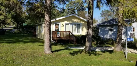 Cozy Bungalow house by the lake