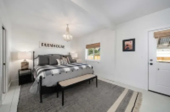 Charming 3 bdrm wine country "farmhouse Newly remodeled in downtown Carlton Hotels in Carlton