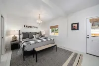 Charming 3 bdrm wine country "farmhouse Newly remodeled in downtown Carlton