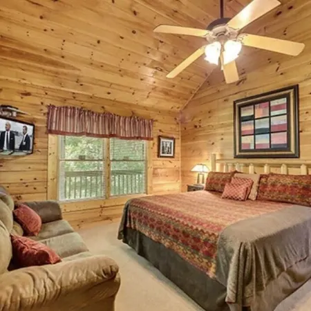 Creekside Paradise Found! One-Bedroom Mountain Cabin in Pigeon Forge