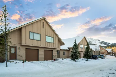 Camp Tu’Wani Ski-in/Ski-out Condo Retreat Big Sky